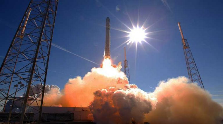 SpaceX Berhasil Menangkap Pendorong Pesawat Luar Angkasa untuk Kedua Kalinya, Tapi Kehilangan Pesawat Luar Angkasa